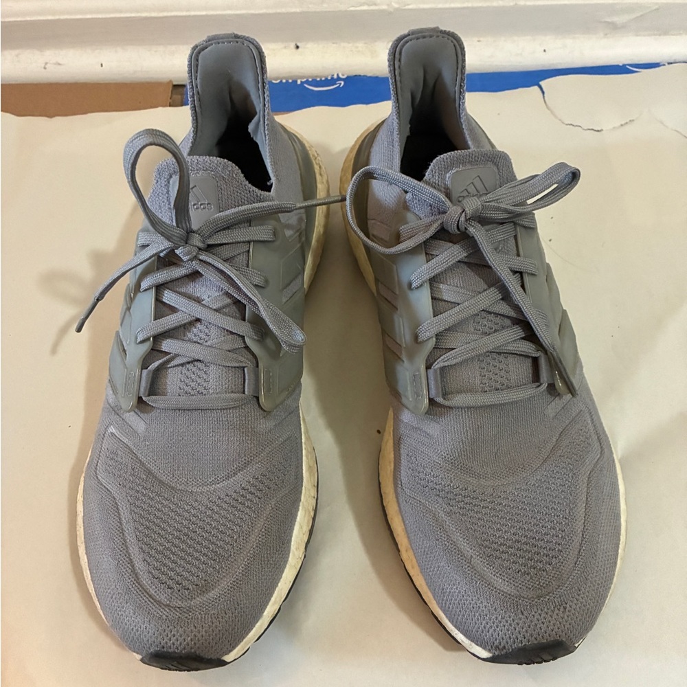 adidas UltraBoost 22 Men’s Gray Low Top Sneakers Size 9.5